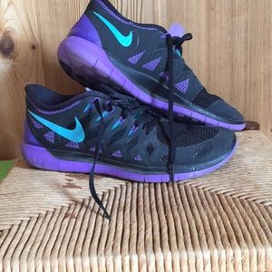 12 hour sale! Womens Nike Free. Rare color combo!